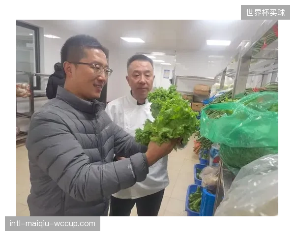 后勤团队需确保食材统一供应，避免久保建英等核心球员因水土不服影响状态。